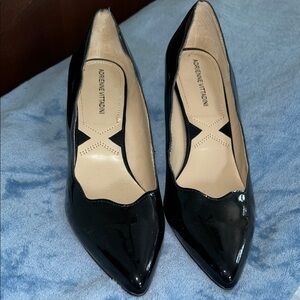 Adrienne Vittadini Black Patent Pointed Toe Pumps with Scalloped Topline 8M